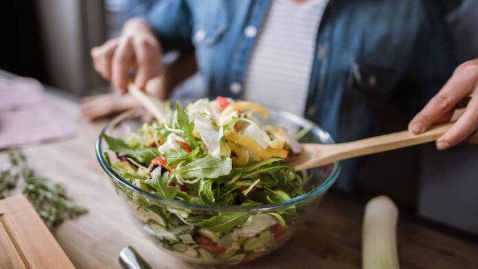 salada-simples-que-ajuda-a-perder-peso-com-mais-facilidade