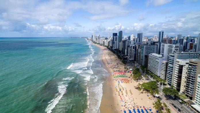uma-parede-apareceu-na-praia-mais-famosa-de-pernambuco!