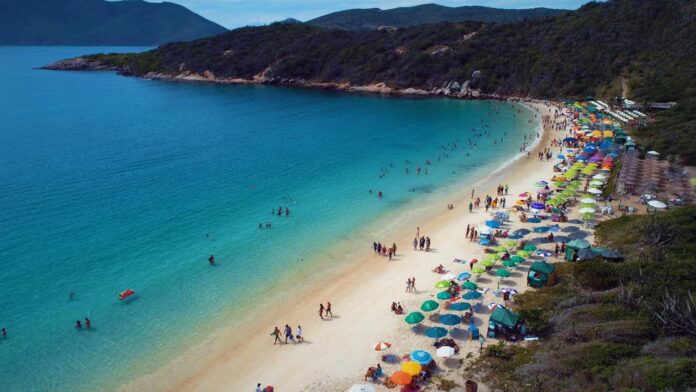 as-tres-praias-mais-incriveis-do-brasil-que-sao-verdadeiras-paraiso-para-se-reunir-em-2025