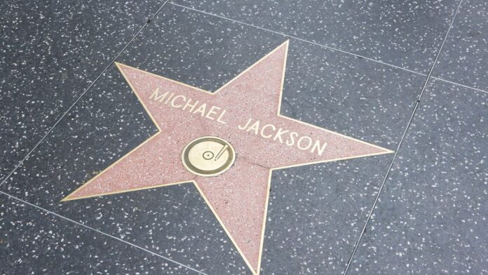o-meio-campista-usado-por-michael-jackson-vai-ao-leilao-e-valoriza-os-fas;-olhar