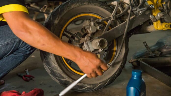 metodo-rapido-para-alterar-o-pneu-de-motocicleta-com-seguranca-total