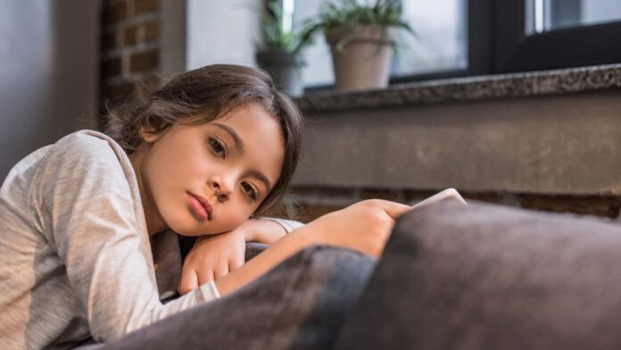 habitos-que-voce-repetem-hoje-e-que-vem-da-infancia,-de-acordo-com-a-psicologia