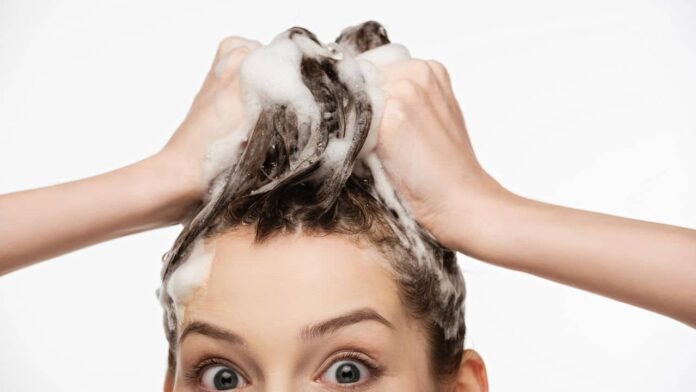 o-shampoo-de-farmacia-mais-poderoso-para-o-brilho-do-salao-em-casa