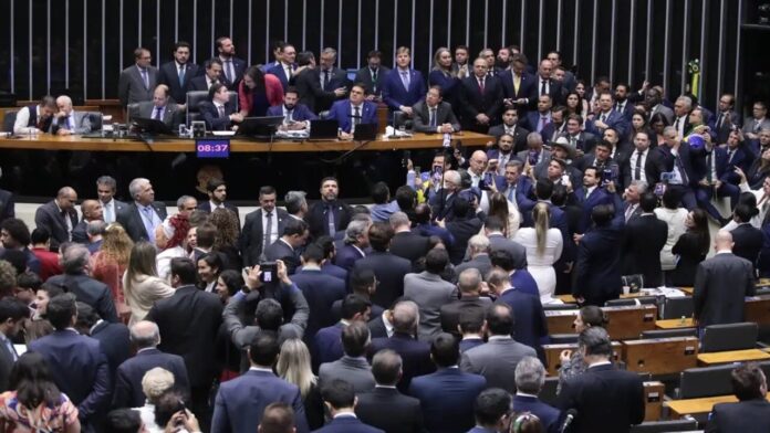 casa-aprova-a-urgencia-para-a-anistia-pl-e-o-texto-pode-avancar