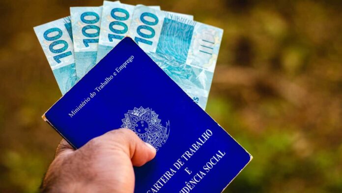 nova-lei-trabalhista-de-2025-garante-cinco-novos-beneficios-para-quem-tem-carteira-assinada