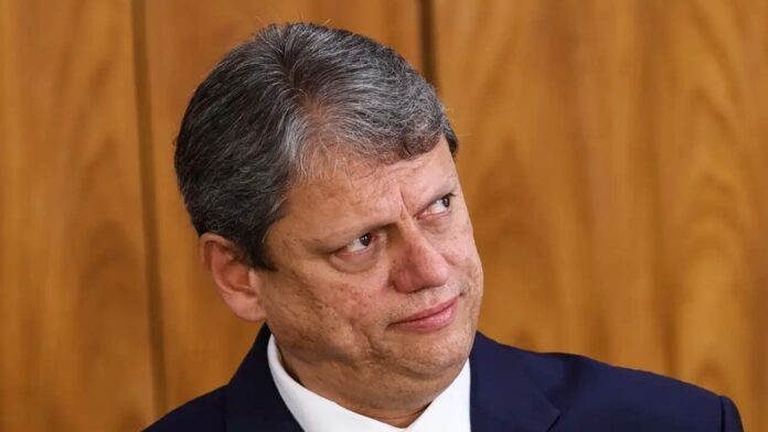 tarcisio-e-flavio-bolsonaro-vao-aos-bastidores-para-garantir-a-aprovacao-do-pl-dosimetria