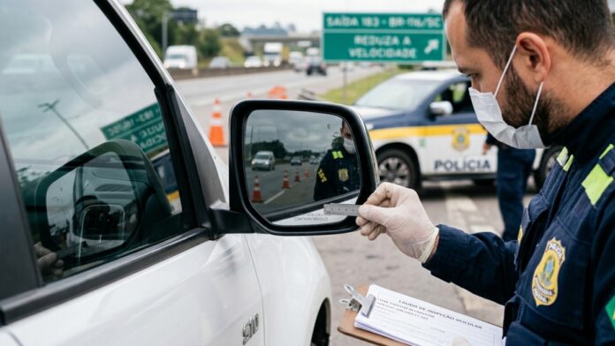 motoristas-desatentos-podem-ser-multados-em-r$-195,23-com-nova-regra-para-retrovisores