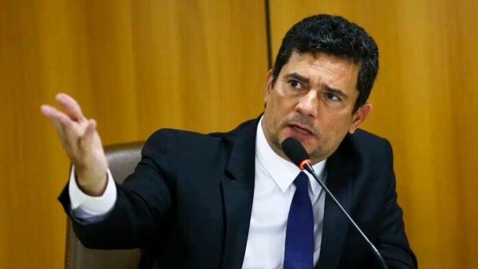 moro-fica-ao-lado-de-flavio-bolsonaro-e-critica-pt-em-meio-a-pedido-de-cpi-do-mestre