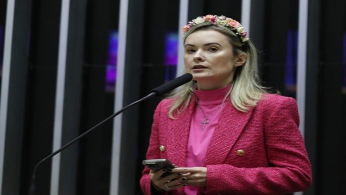 julia-zanatta-fala-sobre-possibilidade-de-ser-vice-presidente-de-flavio-bolsonaro