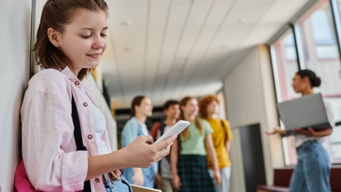cnj-aprova-novas-regras-para-uso-da-internet-por-criancas-e-adolescentes-no-brasil