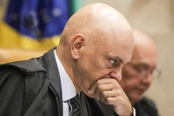 decisao-de-moraes-sobre-visitas-de-flavio-a-bolsonaro-gera-criticas-ate-entre-ministros-do-stf