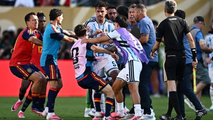 confusao-na-final-pode-custar-caro:-fifa-abre-investigacao-contra-jogadores-argentinos