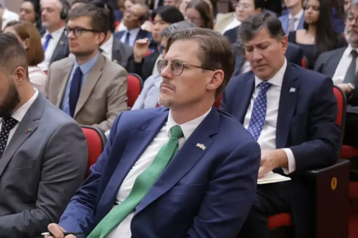 eua-no-tse:-representante-acompanha-defesa-de-kassio-sobre-urnas