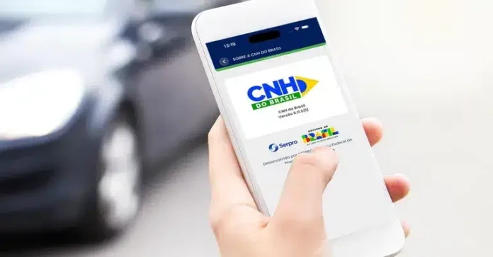 blitz:-motorista-sem-cnh-fisica-e-com-celular-descarregado-pode-ser-multado