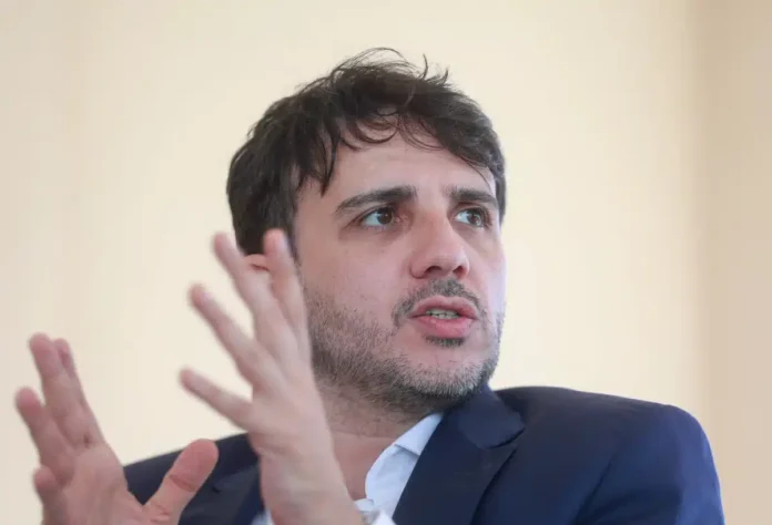 renan-santos-nega-divida-apos-justica-bloquear-planos-de-previdencia